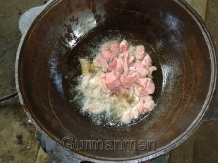 Наливаем в казан растительное масло.