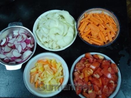 Нарезаем овощи.