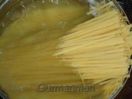 Варим лапшу до готовности.