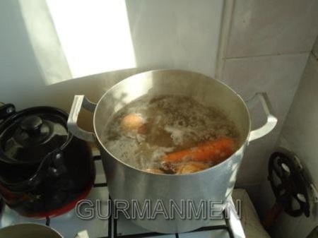  Ставим кастрюлю на огонь.