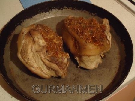 Уложим рульки на сковороду