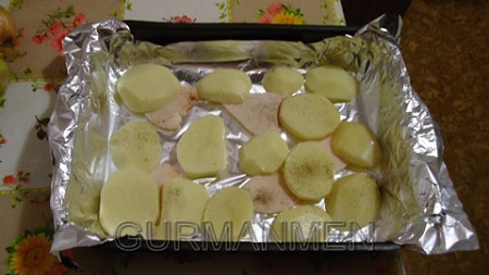 На фольгу выкладываем картофель