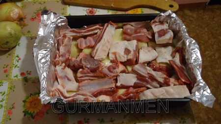 Укладываем бараньи ребрышки