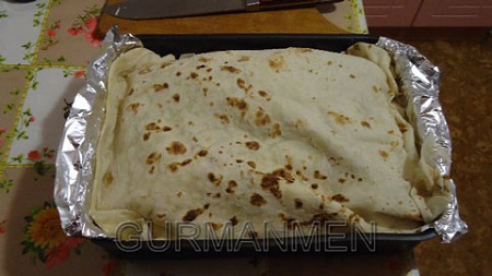 Края лаваша подвернем