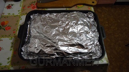 Закрываем форму листом фольги.