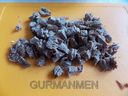 Отварную говядину нарезать