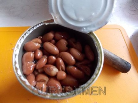 Затем вскрыть банку с фасолью.