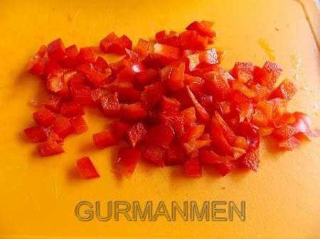 Перец нарезать кубиками.