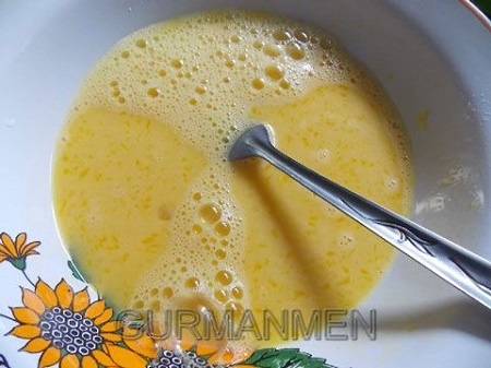 Соединить яйца с молоком