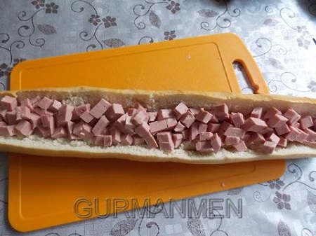 Затем нарезать колбасу