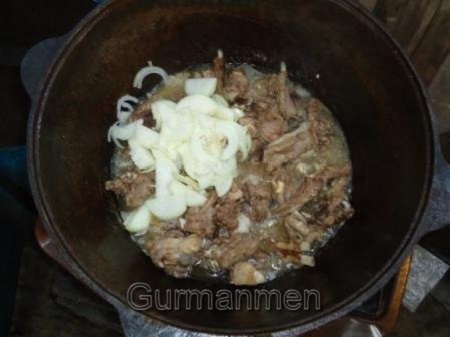 Следом добавим лук