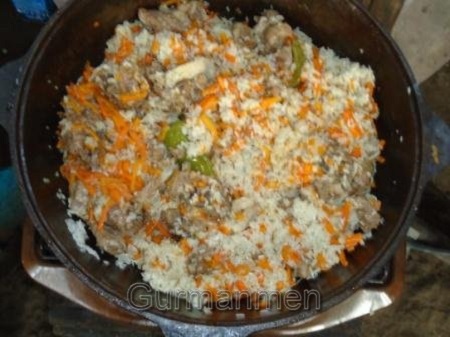 Перемешиваем плов