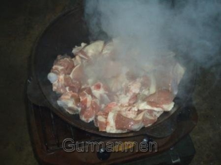 В казан выложим мясо.