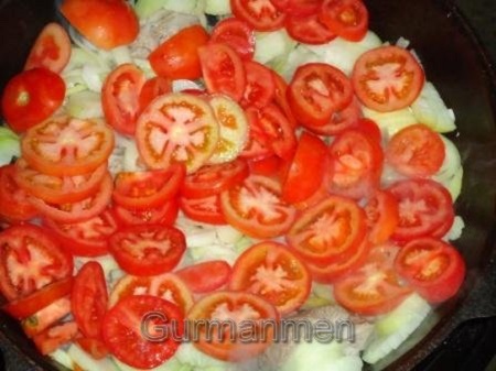 Раскладываем помидоры.