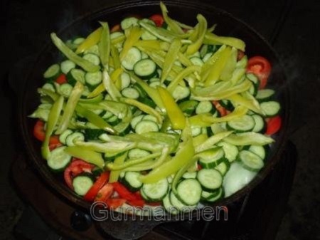 Добавляем болгарский перец.