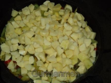 Укладываем сверху картофель.