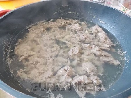 В сковородку налить воду.