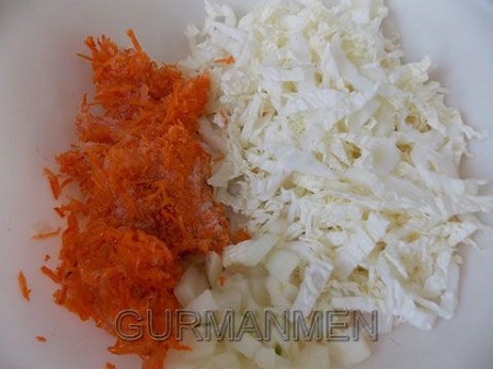 Лук, морковь и пекинскую капусту измельчить.