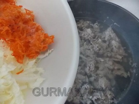 Выложить овощи в сковороду.