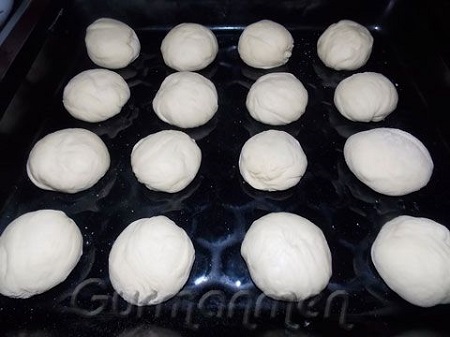 Сформировать шарики из теста.