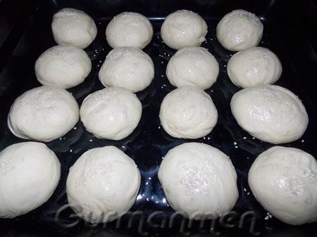 Посыпать их кунжутом.