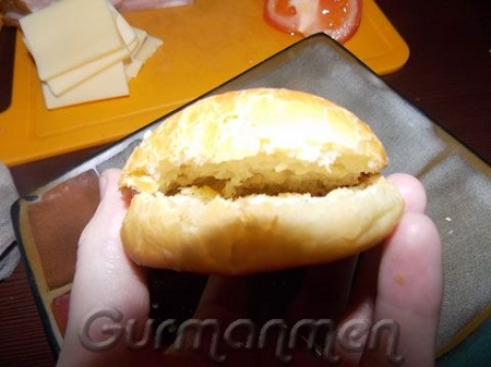 Сделать в каждой булочке надрез